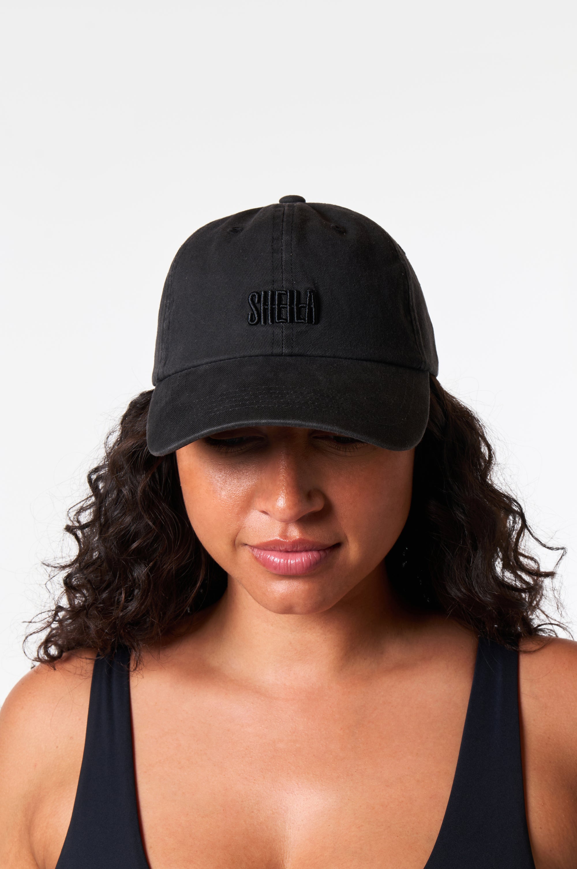 SHEILA LOGO CAP - BLACK SAND